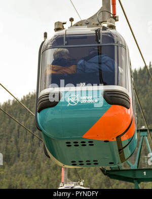 BANFF, AB, Canada - Giugno 2018: vista ravvicinata di una funivia in gondola che scende dalla vetta della montagna di zolfo in Banff. Foto Stock
