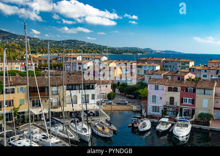 Post Grimaud (la piccola Venezia) con i suoi canali e barche in Francia (Provenza) Foto Stock