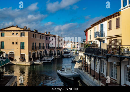 Post Grimaud (la piccola Venezia) con i suoi canali e barche in Francia (Provenza) Foto Stock