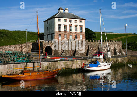 Casa Gunsgreen e yacht nel porto a Eyemouth, Scozia Foto Stock