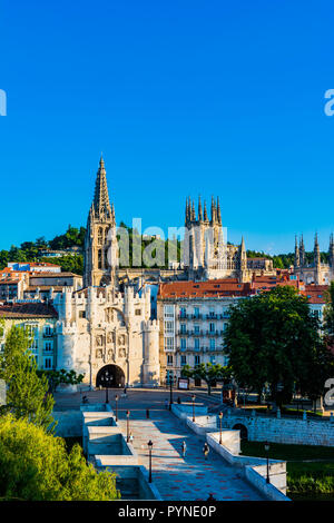 Nel XIV secolo il city gate Arco de Santa María, sullo sfondo le torri della cattedrale. Burgos, Castiglia e Leon, Spagna, Europa Foto Stock