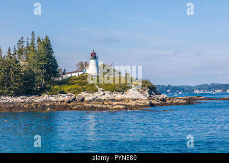 Isola di bruciato luminosa integrata 1821 all'ingresso ovest di Boothbay Harbor Maine negli Stati Uniti Foto Stock