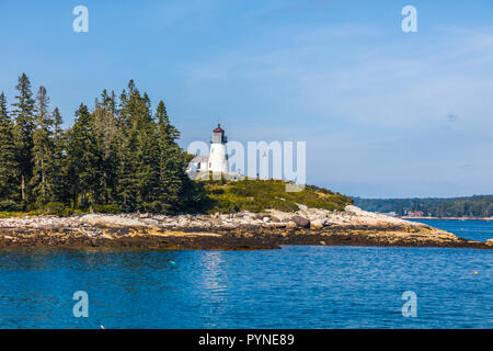 Isola di bruciato luminosa integrata 1821 all'ingresso ovest di Boothbay Harbor Maine negli Stati Uniti Foto Stock