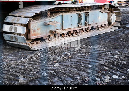 Caterpillar tracce continue close up digger sul sito in costruzione Foto Stock