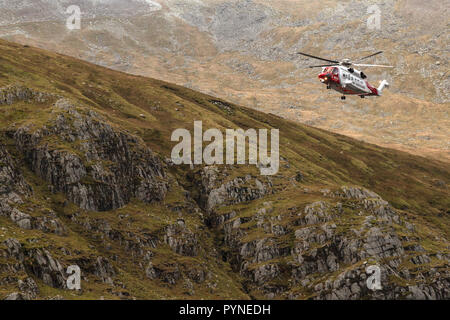 Un Sikorsky S-92A Helibus dalla Guardia costiera del Regno Unito, G-MCGK, operando come una ricerca e salvataggio in elicottero nel Parco Nazionale di Snowdonia nel Galles del Nord. Foto Stock