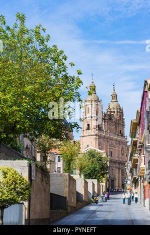 Le torri gemelle della chiesa di Clerecia visto da Palominos street. Salamanca, Castilla y Leon, Spagna, Europa Foto Stock