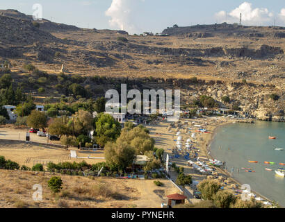 Uno di un certo numero di spiagge vicino al villaggio di Lindos, Rodi, Grecia, una destinazione turistica molto popolare per la sua storia e la sua architettura. Foto Stock