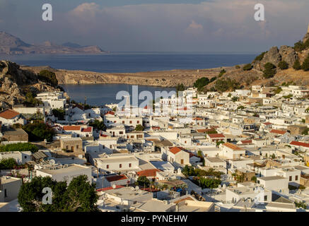Il villaggio di Lindos, Rodi, Grecia visto da uno dei numerosi punti panoramici che si affaccia sul villaggio, Foto Stock
