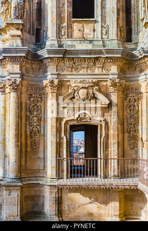 Scala Coeli, una passeggiata tra la Clerecia costruire torri. Salamanca, Castilla y Leon, Spagna, Europa Foto Stock
