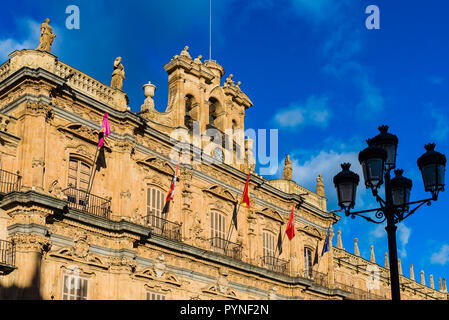 Il municipio. Plaza Mayor, la piazza principale, a Salamanca, è stato costruito nel tradizionale spagnolo in stile barocco. Salamanca, Castilla y Leon, Spagna, Euro Foto Stock