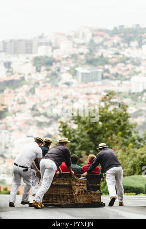 In discesa tradizionale viaggio della slitta su 'Monte' in isola di Madeira, Portogallo, ottobre 2018. Foto Stock