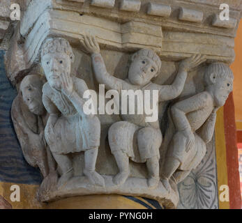 Anzy-le-Duc, Francia - 1 Agosto 2018: capitale di un pilastro nella storica chiesa romanica di Anzy le Duc, Saonne-et-Loire, Francia. Foto Stock