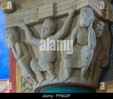 Anzy-le-Duc, Francia - 1 Agosto 2018: capitale di un pilastro nella storica chiesa romanica di Anzy le Duc, Saonne-et-Loire, Francia. Foto Stock