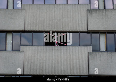 Edificio di vuoto dall'esterno. linee rosse per non entrare Foto Stock