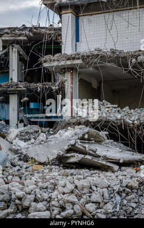 Demolizione di edificio, visualizzare parti sinistra. un sacco di pietra sul terreno Foto Stock