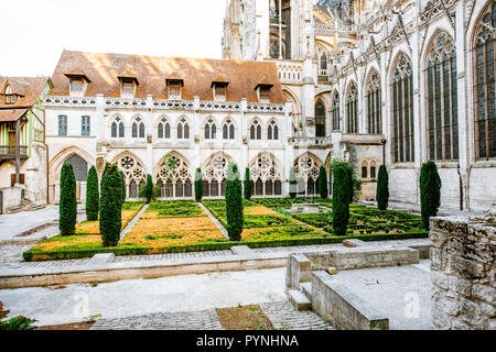 ROUEN, Francia - 03 Settembre 2017: Cortile della famosa cattedrale di Rouen in Rouen, acpital della regione della Normandia in Francia Foto Stock