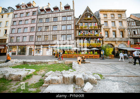 ROUEN, Francia - 03 Settembre 2017: belle case sulla vecchia piazza del mercato nella città di Rouen, la capitale della regione della Normandia in Francia Foto Stock