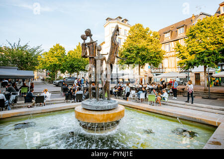 ROUEN, Francia - 03 Settembre 2017: la moderna fontana sculture sulla piazza nel centro storico della città di Rouen, la capitale della regione della Normandia in Francia Foto Stock