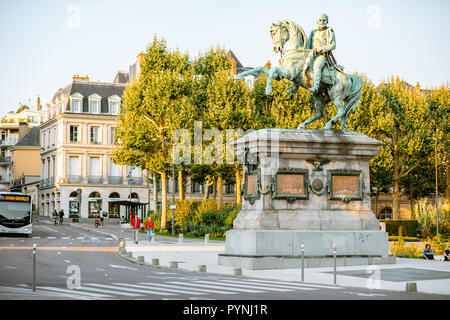 ROUEN, Francia - 03 Settembre 2017: Street view con Napoleone monumento vicino al palazzo del municipio nella città di Rouen, Francia Foto Stock