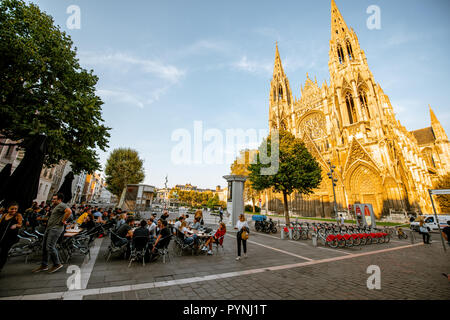 ROUEN, Francia - 03 Settembre 2017: Street view con il monumento di Napoleone e la Chiesa di saint-Ouen durante il tramonto nella città di Rouen, Francia Foto Stock