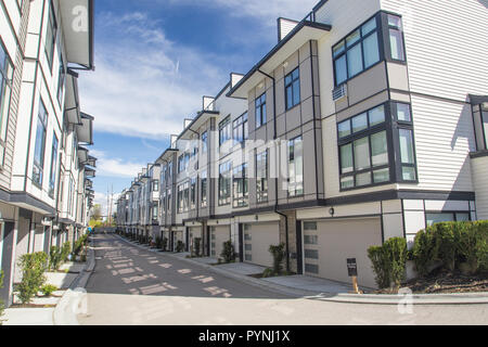 Nizza sviluppo di nuove case a schiera. La facciata esterna di una fila di coloratissimi urbana moderna townhouses.nuove case appena dopo la costruzione su real esta Foto Stock