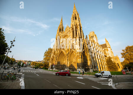ROUEN, Francia - 03 Settembre 2017: Street view con il monumento di Napoleone e la Chiesa di saint-Ouen durante il tramonto nella città di Rouen, Francia Foto Stock