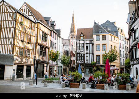 ROUEN, Francia - 03 Settembre 2017: antiche case sulla strada del centro storico nella città di Rouen, la capitale della regione della Normandia in Francia Foto Stock