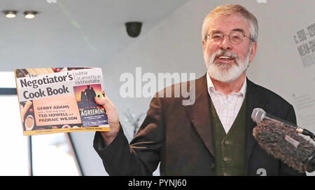 L'ex leader del Sinn Fein Gerry Adams lancia il suo libro di ricette dal titolo 'The negoziators' Cookbook' al Culturlann on the Falls Road a Belfast. Foto Stock