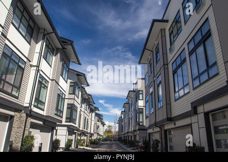 Una fila di un nuovo case a schiera. La facciata esterna di una fila di coloratissimi urbana moderna townhouses.nuove case appena dopo la costruzione sul mercato immobiliare Foto Stock