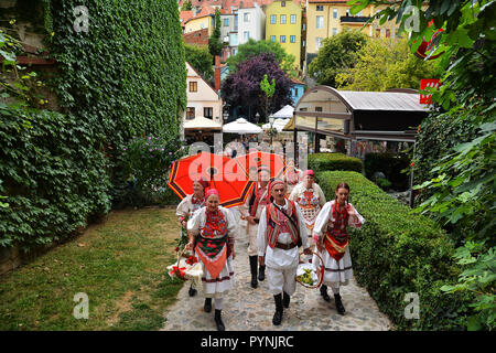 Zagabria, Croazia - 15 luglio 2017. Gruppo di persone in costumi tradizionali nella città vecchia di Zagabria, Croazia. Foto Stock