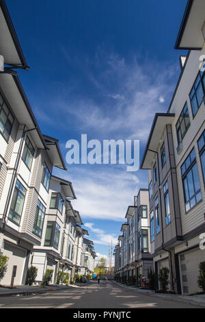 All interno del complesso townhouse. townhomes sono affiancate. Righe di townhomes fianco a fianco. La facciata esterna di una fila di coloratissimi urbana moderna townhouses. Foto Stock