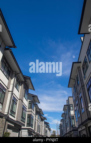 All interno del complesso townhouse. townhomes sono affiancate. Righe di townhomes fianco a fianco. La facciata esterna di una fila di coloratissimi urbana moderna townhouses. Foto Stock