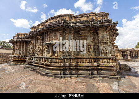 Il tempio Viranarayana dall'interno chennakeshava tempio complesso, Belur, Karnataka. Foto Stock