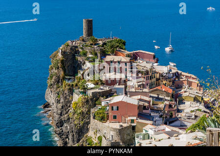 Bella vista aerea del centro storico di Vernazza, Cinque Terre Liguria, Italia Foto Stock