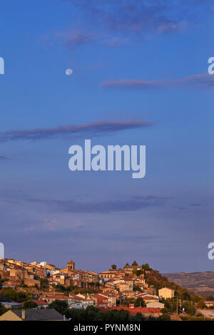 Città di Fermoselle nella luce del mattino con la sua arena in primo piano e il Portogallo in distanza. Castilla y León, Spagna. [Arribes] Foto Stock