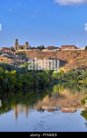 Il 12esimo secolo Colegiata de Santa Maria la Mayor e la città di Toro sopra il Río Duero. Castilla y León, Spagna. Foto Stock