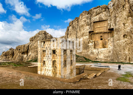 Naqsh-e Rustam, Naghe e Rostam, naghshe rostam, .Achaemenische graves, Iran, Medio Oriente, giovani, gruppo, Naghsh e Rostam, rilievo, Sassaniden, Foto Stock