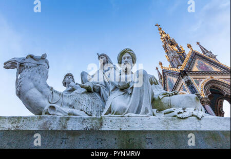 Una scultura allegorica all'angolo dell'Albert Memorial che rappresenta l'Africa, Londra, Inghilterra Foto Stock