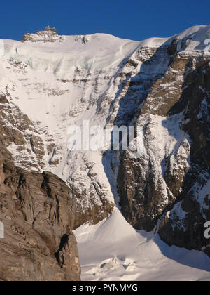 Vista del paesaggio di montagna al di sotto della famosa Jungfraujoch nelle Alpi Svizzere Foto Stock