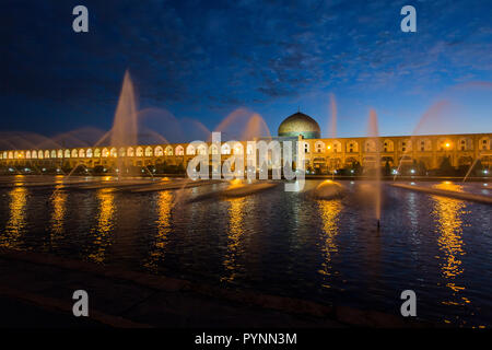 Sheikh Lotf Allah moschea a Meidan-e l Imam (l Imam Square), di Isfahan, Iran. / Naqsh-e JAHAN Piazza. Foto Stock