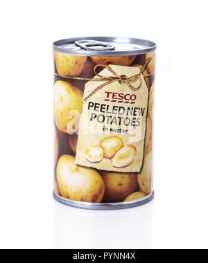 SWINDON, Regno Unito - 28 ottobre 2018: Stagno di Tesco Pelate le patate di primizia in acqua su sfondo bianco Foto Stock