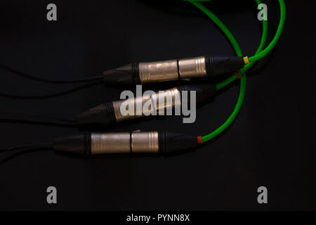 Verde del microfono XLR cavo su sfondo nero Foto Stock