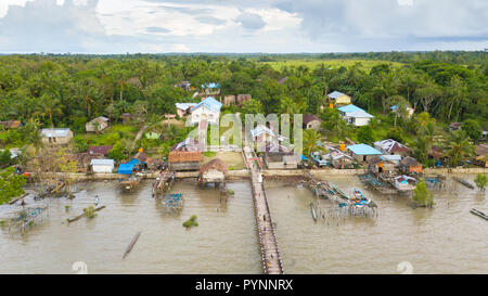 Riprese aeree del villaggio isolato di Tungu nelle isole Aru arcipelago in Indonesia, tra Papua e Australia Foto Stock