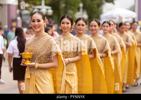 BANGKOK, Thailandia, 17 gennaio 2018 : gruppo di donne danzatori vestiti in abiti tradizionali sono in posa durante la Thailandia turismo festival presso la Lum Foto Stock