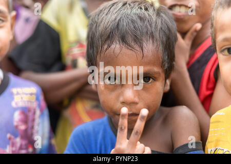 Villaggio TUNGU, isole Aru, Indonesia, dicembre 04, 2017 : un bambino con un espressione seria è in posa nel villaggio di Tungu, isole Aru, Indonesia. Foto Stock