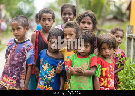 Villaggio TUNGU, isole Aru, Indonesia, dicembre 04, 2017 : un gruppo di bambini è in posa sulla strada del villaggio di Tungu nell'ARU isola, Indonesi Foto Stock