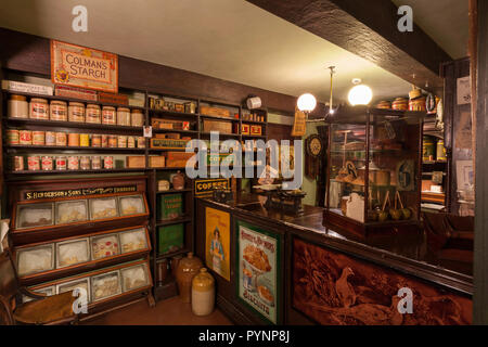 Vista interna del Vittoriano recreaterd street scene in Abbey House Museum, Kirkstall, vicino a Leeds Foto Stock