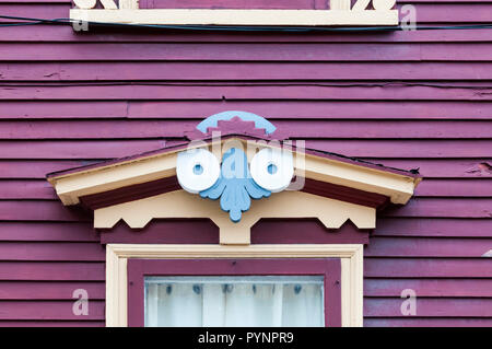 Un scolpito veranda in legno su una porta su una delle case colorate su Gower Street a St John, Terranova. Foto Stock