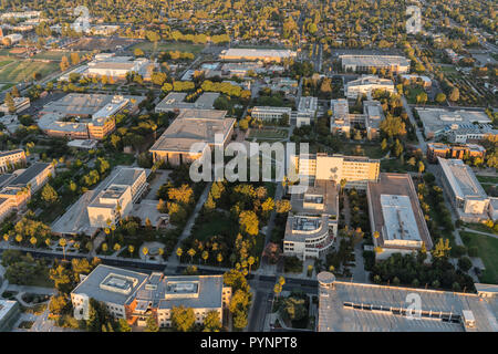 Los Angeles, California, Stati Uniti d'America - 21 Ottobre 2018: Antenna vista al tramonto della California State University di Northridge campus centrale edifici in San Fer Foto Stock