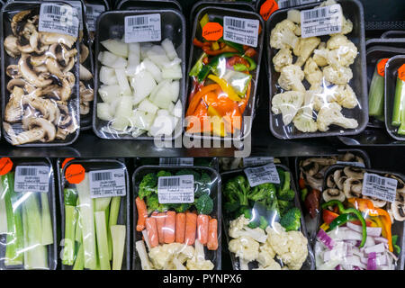 Verdure preparate in avvolte nella pellicola plastica sugli scaffali di un supermercato canadese. Foto Stock